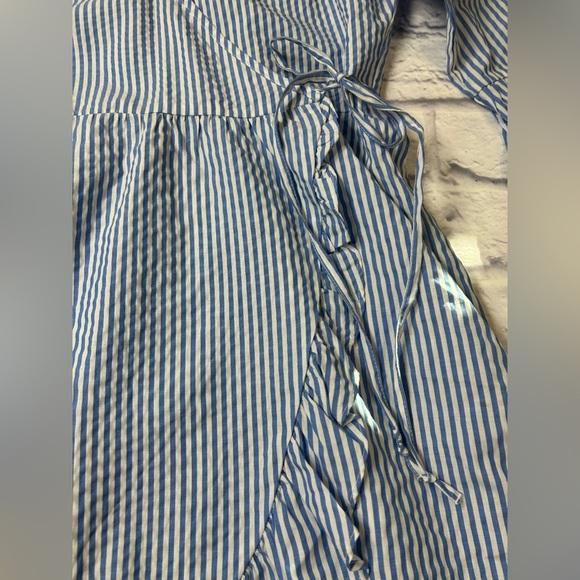 Preppy American Eagle Outfitters Blue and White Seersucker Wrap Dress. Academia - Picture 5 of 11
